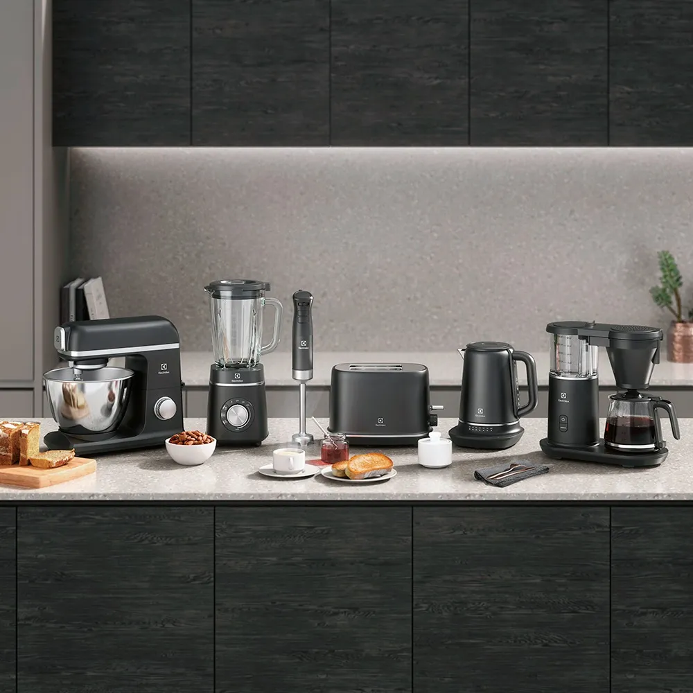 Cafeteira Elétrica Electrolux Automática 31 Xicaras Expert com Tecnologia PerfectSense Preta (CMP70)